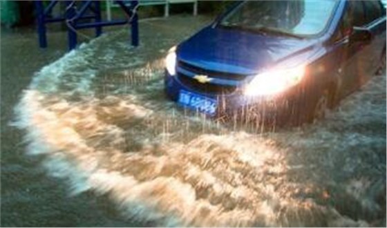 雨中驾车