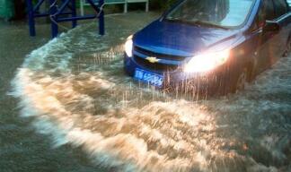 雨中驾车