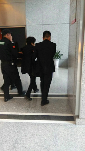 停车顾问王建林帮助晕倒老太1_meitu_1